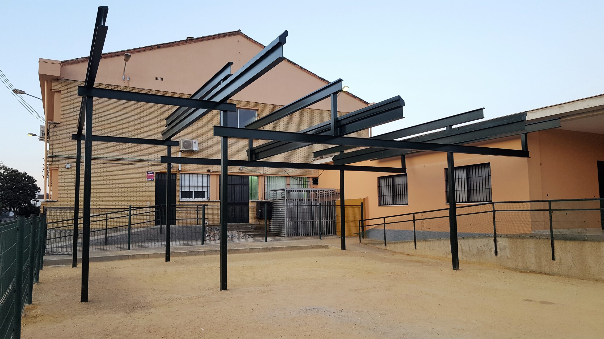 003 EJECUCIÓN DE PÉRGOLAS EN COLEGIOS DE MAIRENA DEL ALCOR PRAES